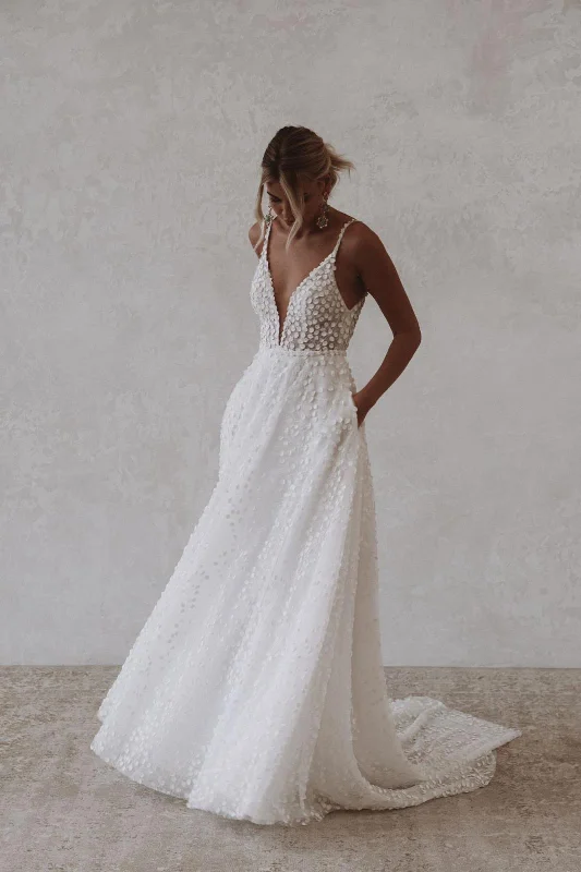 Elegant Tulle Wedding Dresse With Pocket Deep V-Neck Spaghetti Strap Bridal Gowns Beach Open Back Vestido de Novia Sweep Train Elegant Tulle Wedding Dresse With Pocket Deep V-Neck Spaghetti Strap Bridal Gowns Beach Open Back Vestido de Novia Sweep Train